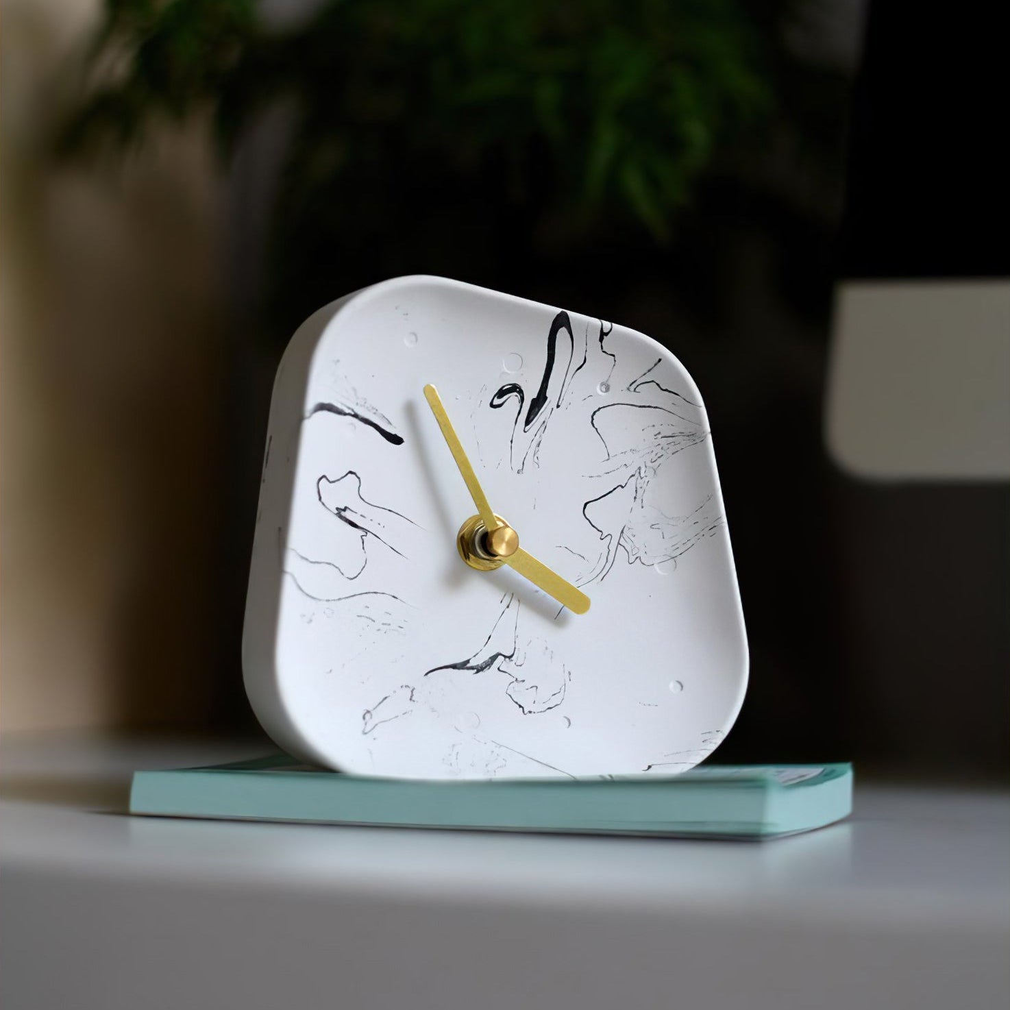 Modern Aluminum Desk Clock – Silent Non-Ticking Minimalist Table Clock