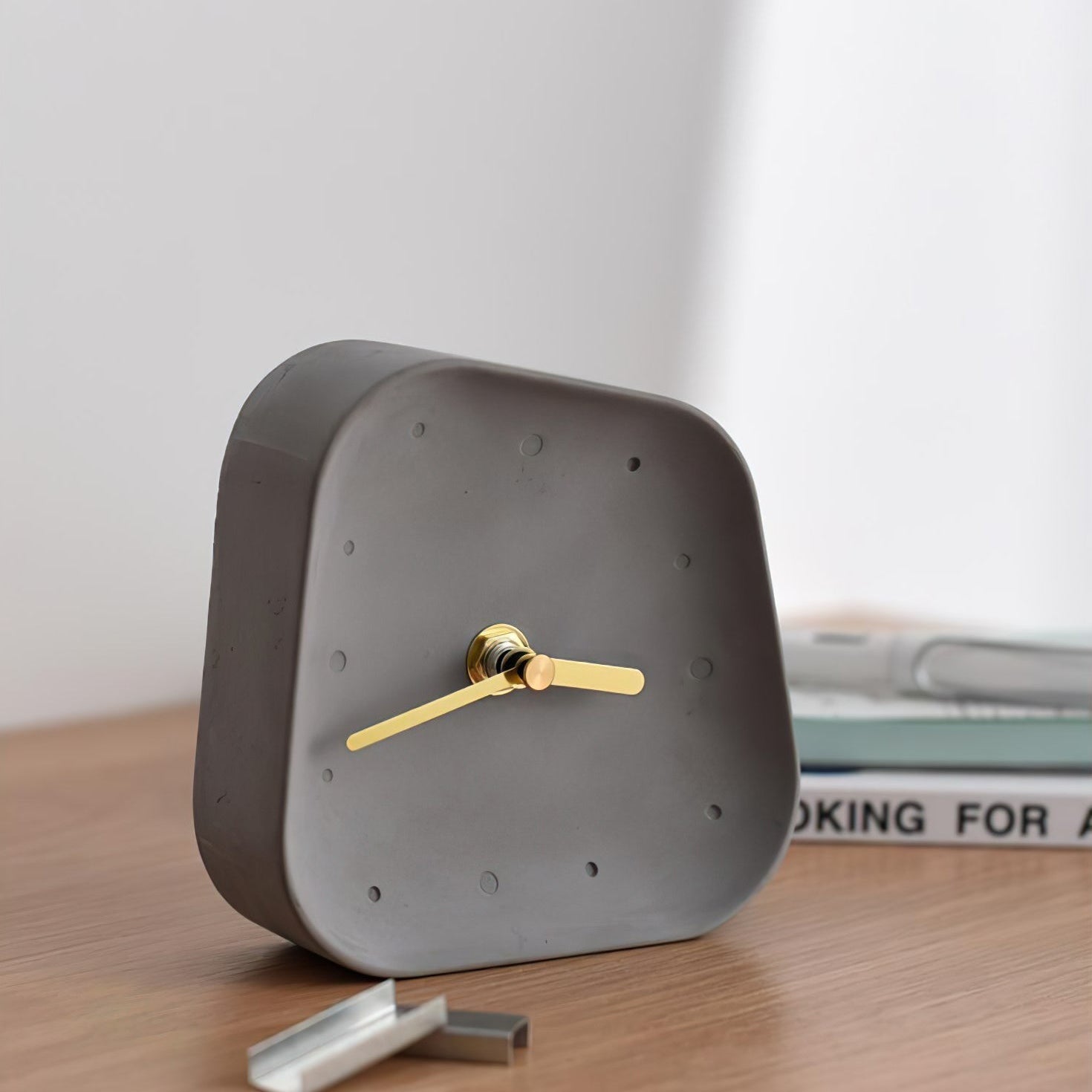 Modern Aluminum Desk Clock – Silent Non-Ticking Minimalist Table Clock